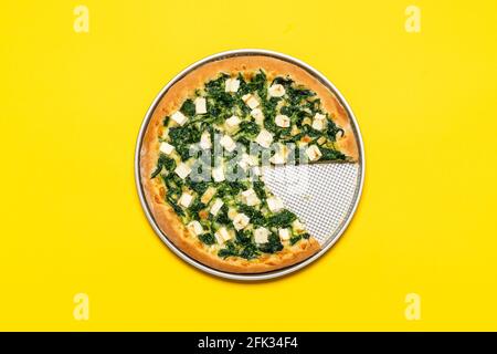 Draufsicht mit einer vegetarischen Pizza, hausgemacht mit Spinat, Mozzarella und Feta. Leckere und gesunde Pizza frisch backed. Stockfoto