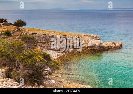 Blick auf die Stara Baska Küste im Sommer, Insel Krk. Kroatien Stockfoto