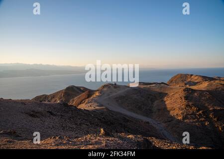 Berge in der Wüste vor dem Hintergrund des Roten Meeres. Shlomo Mountain, Eilat Israel, Mars like Landscape. Hochwertige Fotos Stockfoto
