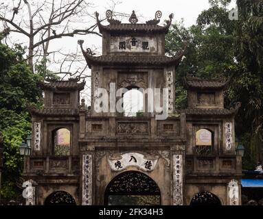 Huong Son, Vietnam - 8. März 2016: Die Tore der Thien Tru Pagode, einem der buddhistischen Tempel, aus dem der Parfüm Pagoda-Tempelkomplex besteht Stockfoto