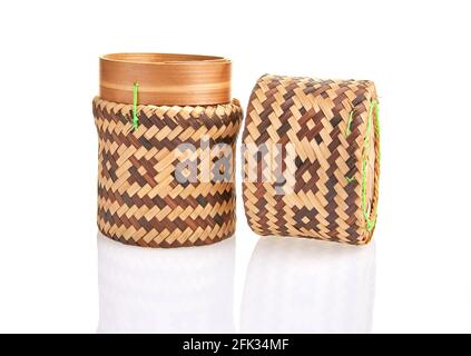 Handgemachtes Naturprodukt, runder Korbkorb, Rattanweberei. Umweltfreundliches und nachhaltiges Konzept. Umweltfreundliches Einkaufen und recycelte Geschenke Stockfoto