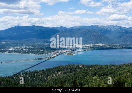 Blick auf den Lake Pend Oreille und die Stadt Sandpoint, Idaho, von der Spitze des Berges Stockfoto