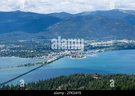 Blick auf den Lake Pend Oreille und die Stadt Sandpoint, Idaho, von der Spitze des Berges Stockfoto