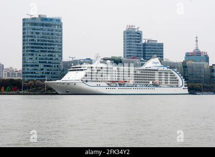 Shanghai, China - 22. März 2016: Seven Seas Voyager Cruise Liner auf dem Huangpu Fluss im Zentrum von Shanghai Stockfoto