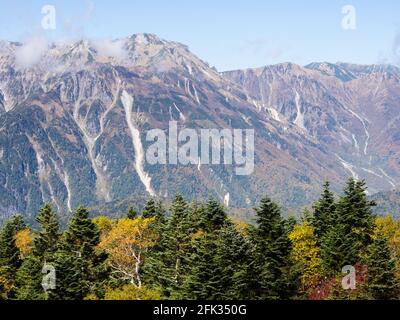 Herbstfarben in japanischen Alpen - Blick von der Shin-Hotaka-Seilbahn in der Präfektur Gifu, Japan Stockfoto