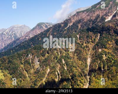 Herbstfarben in japanischen Alpen - Blick von der Shin-Hotaka-Seilbahn in der Präfektur Gifu, Japan Stockfoto