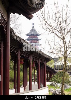 Klassischer chinesischer Garten mit Pagode und überdachtem Gehweg - Ruiguan pagodenpark in Suzhou Stockfoto