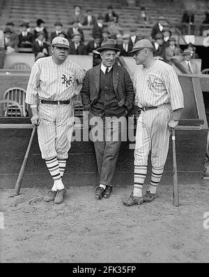 Babe Ruth & Jack Bentley in Giants Uniformen für Ausstellungsspiel; Jack Dunn in der Mitte. 23. Oktober 1923. Stockfoto