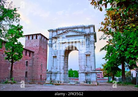 Der antike römische Arco dei Gavi - Triumphbogen Gavi, befindet sich im Corso Cavour, Citta Antica Viertel, Verona, Italien Stockfoto