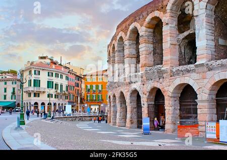 VERONA, ITALIEN - 23. APRIL 2012: Das architektonische Ensemble des Platzes Piazza Bra mit einem antiken römischen Amphitheater - Arena Verona und mittelalterlichem Gebäude Stockfoto