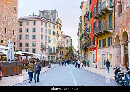 VERONA, ITALIEN - 23. APRIL 2012: Blick auf die bunten Häuser der Via Cappello Straße vom Piazza Erbe aus, am 23. April in Verona Stockfoto