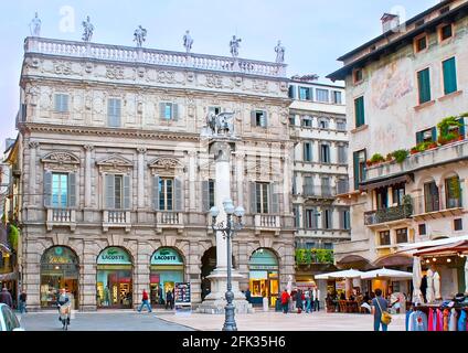 VERONA, ITALIEN - 23. APRIL 2012: Der malerische barocke Palazzo Maffei mit seinen reichen Formteilen und die mittelalterliche Colonna di San Marco (Säule), Piazza Erb Stockfoto