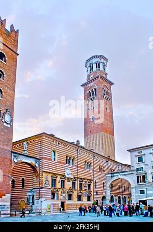 VERONA, ITALIEN - 23. APRIL 2012: Historisches Gebäude des Palazzo della Ragione, gekrönt von einem hohen Lamberti-Turm, Piazza dei Signori, am April Stockfoto