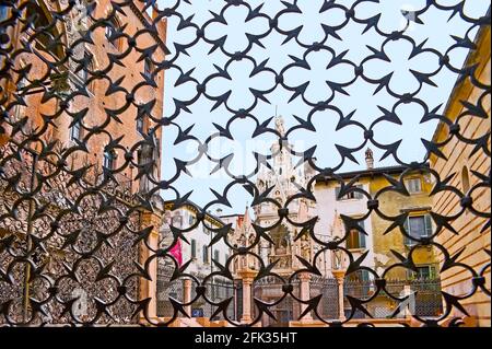Beeindruckende gotische Stätte der Scaligergräber hinter dem ornamentalen Eisengitter, Via Santa Maria Antica, Verona, Italien Stockfoto