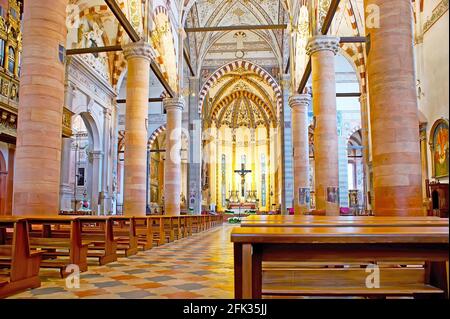 VERONA, ITALIEN - 23. APRIL 2012: Mittelalterlicher gotischer Gebetsraum der Basilika Santa Anastasia mit hohen Steinsäulen, Fresken am Gewölbe und Karv Stockfoto