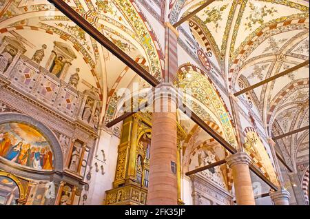 VERONA, ITALIEN - 23. APRIL 2012: Das Gewölben der Kirche Santa Anastasia mit feinen Blumenmustern auf Fresken, am 23. April in Verona Stockfoto