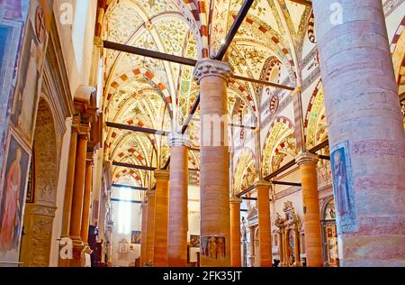 VERONA, ITALIEN - 23. APRIL 2012: Innenraum der Kirche Santa Anastasia mit hohen Steinsäulen und Fresken, am 23. April in Verona Stockfoto