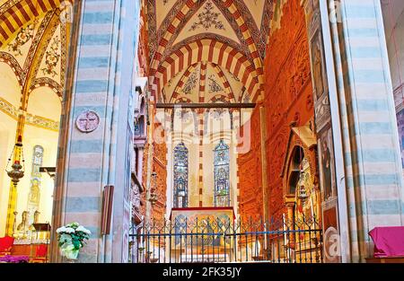 VERONA, ITALIEN - 23. APRIL 2012: Die mittelalterliche Pellegrini-Kapelle in der Basilika Santa Anastasia und reich verziert mit Zierleisten, Schnitzereien, Fresken, s. Stockfoto