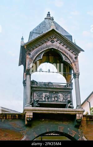 Die mittelalterliche geschnitzte gotische Marmorlade von Guglielmo da Castelbarco, die sich über dem Eingang zum Friedhof der Martyrerkirche St. Peter, Verona, Ital, befindet Stockfoto