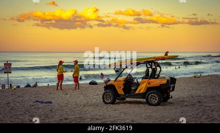 Burleigh Heads, Gold Coast, Australien - der Buggy des Rettungsschwimmer parkte bei Sonnenuntergang am Strand Stockfoto