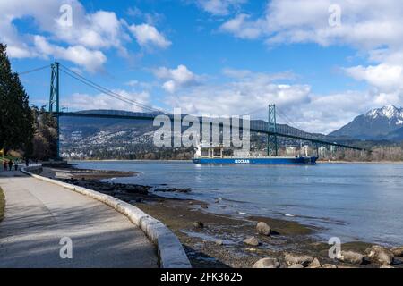 Stanley Park Seawall an sonnigen Tagen. Lions Gate Bridge im Hintergrund. Vancouver, BC, Kanada. Stockfoto