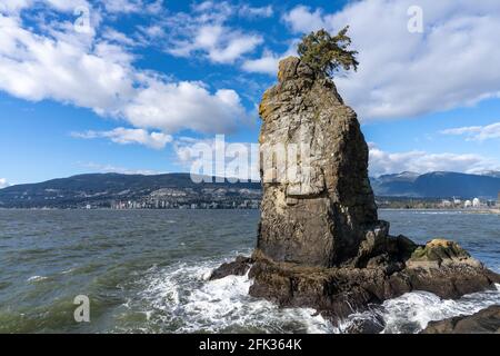 Siwash Rock, Stanley Park Seawall an sonnigen Tagen. Vancouver, British Columbia, Kanada. Stockfoto