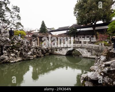 Suzhou, China - 23. März 2016: Frühling im Lion Grove Garden, einem klassischen chinesischen Garten und Teil des UNESCO-Weltkulturerbes in Suzhou Stockfoto