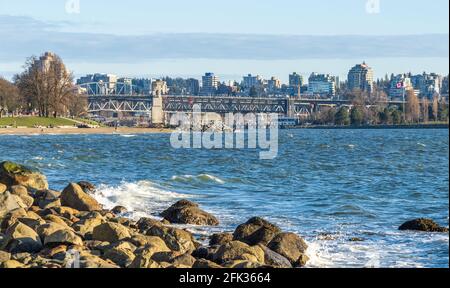 English Bay, Vancouver City wunderschöne Landschaft im Frühling bei Sonnenuntergang. British Columbia, Kanada. Stockfoto