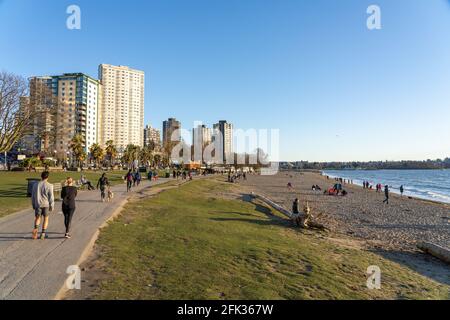 English Bay Beach, Vancouver City wunderschöne Landschaft im Frühling bei Sonnenuntergang. Vancouver, BC, Kanada. Stockfoto