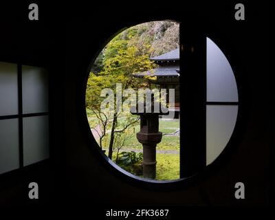 Nikko, Japan - 23. Oktober 2016: Rundes Fenster mit Blick auf den Garten in der kaiserlichen Residenz Tamozawa Stockfoto