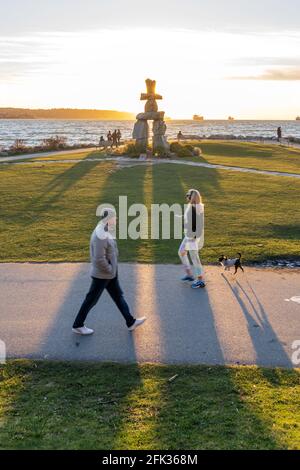 Inukshuk Steinskulptur in der Sonnenuntergangszeit am English Bay Beach, Vancouver City wunderschöne Landschaft. British Columbia, Kanada. Stockfoto