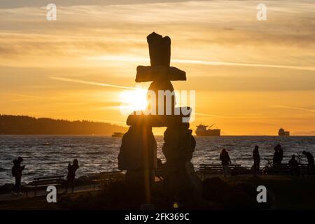 Inukshuk Steinskulptur in der Sonnenuntergangszeit am English Bay Beach, Vancouver City wunderschöne Landschaft. British Columbia, Kanada. Stockfoto