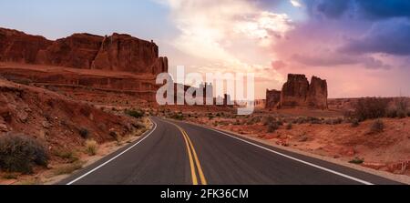 Panoramablick auf eine landschaftlich reizende Straße in den roten Felsenschluchten. Stockfoto