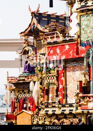 Takayama, Japan - 9. Oktober 2015: Üppig geschmückte Festwagen auf der Straße während des Autumn Takayama Festivals Stockfoto