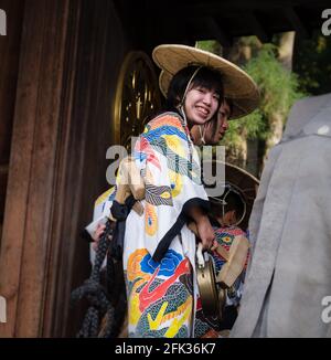 Takayama, Japan - 9. Oktober 2015: Junge lokale Tänzerin in traditioneller Kleidung während der jährlichen Takayama-Festival, eines der bekanntesten Festivals in Jap Stockfoto