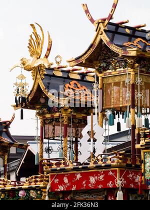 Takayama, Japan - 9. Oktober 2015: Üppig geschmückte Festwagen auf der Straße während des Autumn Takayama Festivals Stockfoto