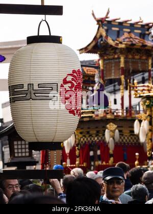 Takayama, Japan - 9. Oktober 2015: Überfüllte Altstadtstraße mit dekorativen Festwagen, die während des jährlichen Takayama Autumn Festivals, eines der meist besuchten Festivals, zu sehen sind Stockfoto