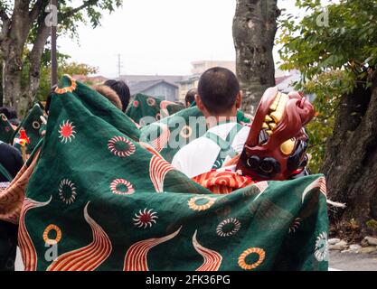 Takayama, Japan - 10. Oktober 2015: Löwentanz-Performer marschieren während des jährlichen Takayama Autumn Festivals durch die Straßen Stockfoto