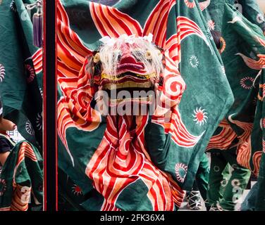 Takayama, Japan - 10. Oktober 2015: Traditionelle Löwentanzvorstellung für viel Glück beim jährlichen Takayama Autumn Festival Stockfoto