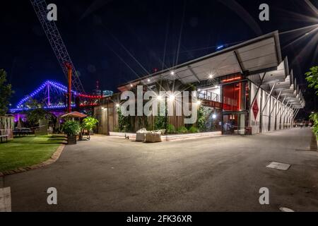 Brisbane, Australien – das Pub-Restaurantgebäude des Felons Brewing Barrel Hall mit der Story-Brücke im Hintergrund Stockfoto