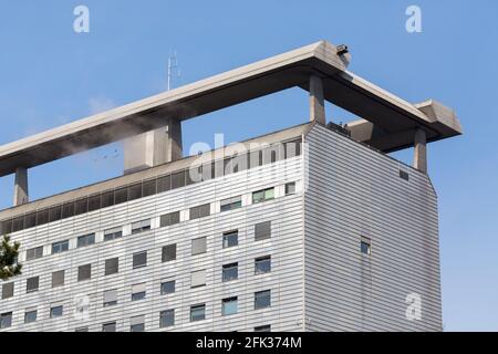 München, Großhadern, Deutschland - 9. März 2021: Nahaufnahme des Hauptgebäudes des Klinikums Großhadern. Eines der größten und berühmtesten Krankenhäuser in Stockfoto