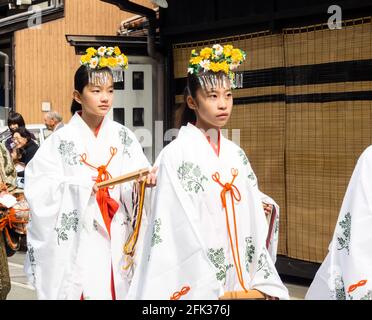 Takayama, Japan - 10. Oktober 2015: Einheimische Mädchen in shinto-Priesterinnen-Kleidung marschieren während des jährlichen Takayam durch die Straßen der Altstadt von Takayama Stockfoto