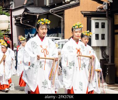 Takayama, Japan - 10. Oktober 2015: Einheimische Mädchen in shinto-Priesterinnen-Kleidung marschieren während des jährlichen Takayam durch die Straßen der Altstadt von Takayama Stockfoto