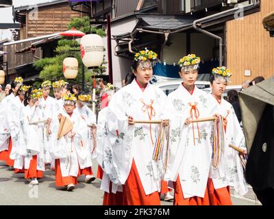 Takayama, Japan - 10. Oktober 2015: Einheimische Mädchen in shinto-Priesterinnen-Kleidung marschieren während des jährlichen Takayam durch die Straßen der Altstadt von Takayama Stockfoto