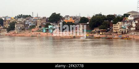 Ein Blick auf die Ganges Ghats in Varanasi, Indien. Stockfoto