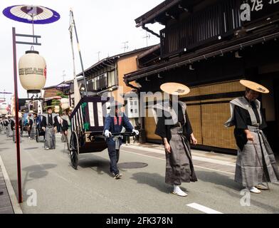 Takayama, Japan - 10. Oktober 2015: Einheimische in traditionellen Kostümen marschieren während des jährlichen Takayama Autumn F durch die Straßen des historischen Takayama Stockfoto