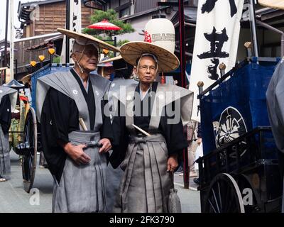 Takayama, Japan - 10. Oktober 2015: Einheimische, die als Samurai gekleidet sind, marschieren während des jährlichen Takayama-Herbstfests durch die Straßen des historischen Takayama Stockfoto