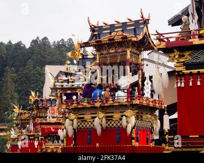 Takayama, Japan - 9. Oktober 2015: Üppig geschmückte Festwagen auf der Straße während des Autumn Takayama Festivals Stockfoto