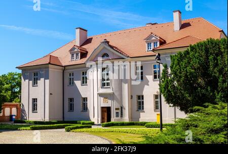 Poznan, Polen - 5. Juni 2015: Poznan Metropolitan Curia Residenz neben der Kathedrale von St. Peter und St. Paul auf der historischen Ostrow Tumski Insel in Cybin Stockfoto