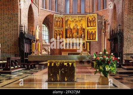 Poznan, Polen - 6. Juni 2015: Innenraum der Basilika St. Peter und St. Paul Erzdom mit Hauptschiff Presbyterium und Altar auf der historischen Ostrow Tumski Stockfoto